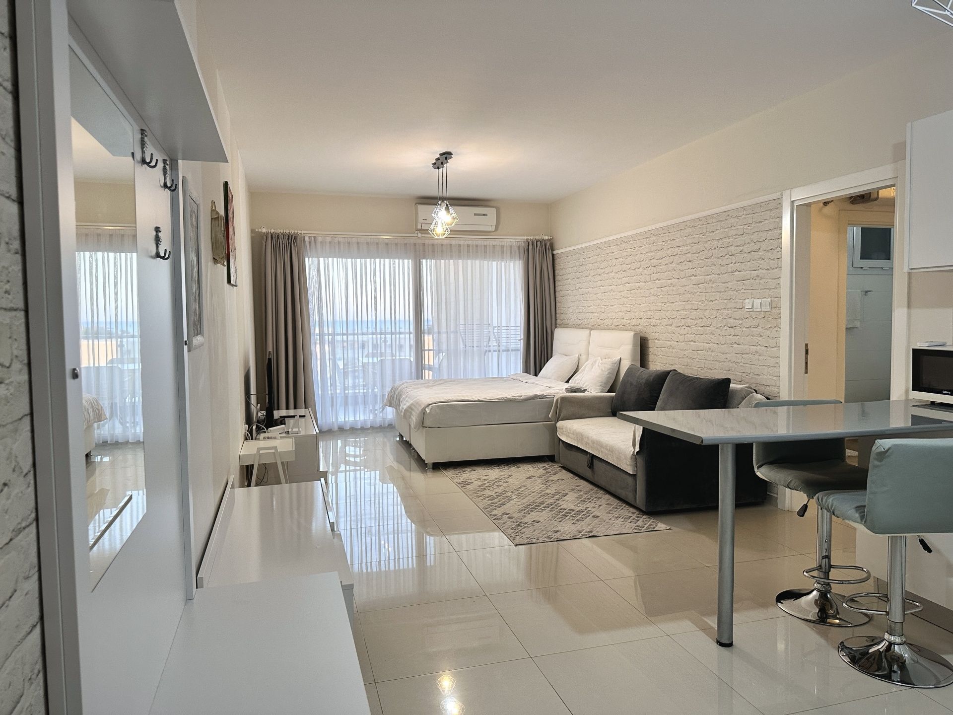 Студия 51 м² с террасой 8,2 м², откуда открывается вид на море — фото 5