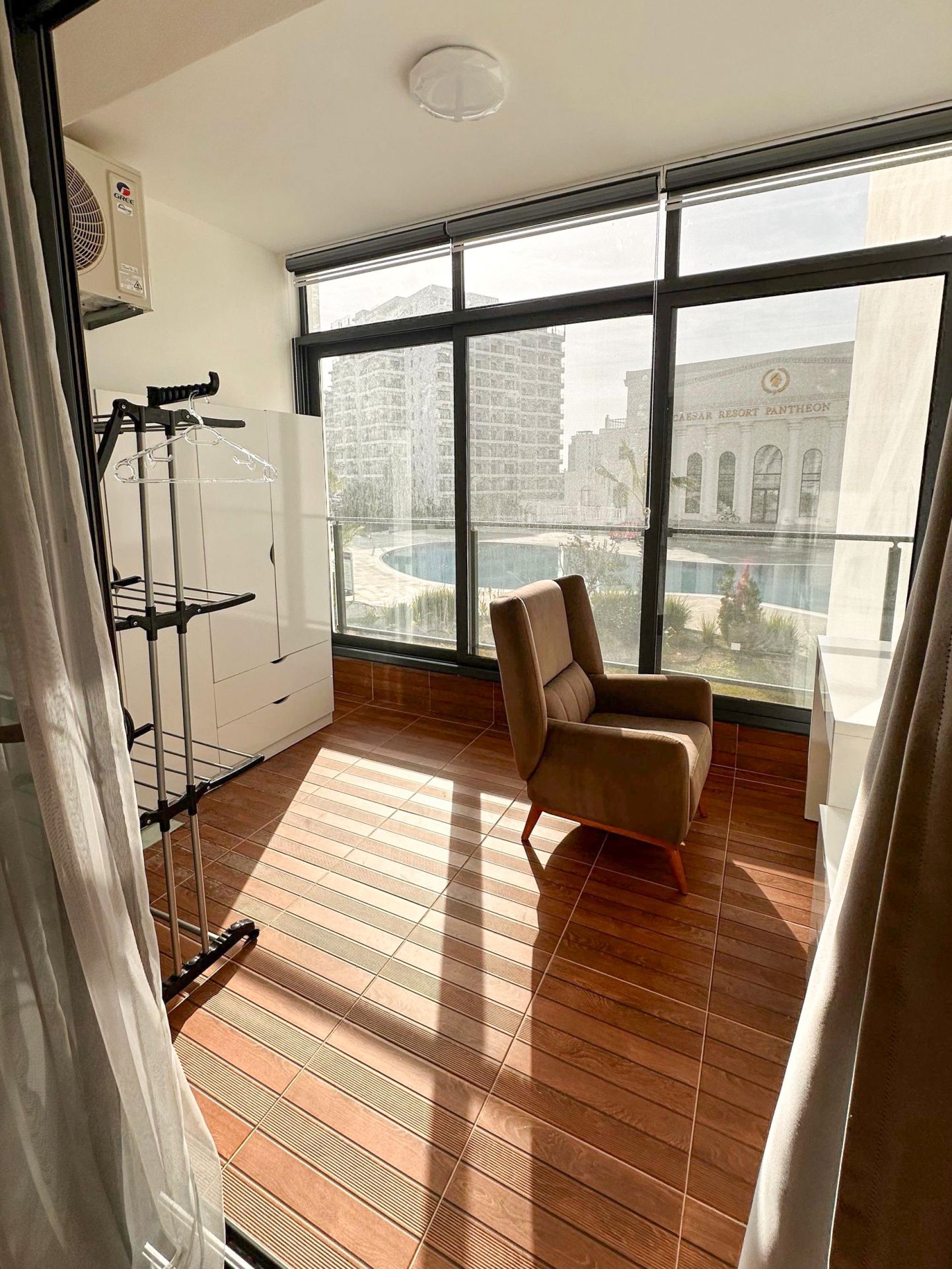Студия 52 м² с балконом 8 м², мебелью и техникой в курортном комплексе — фото 8