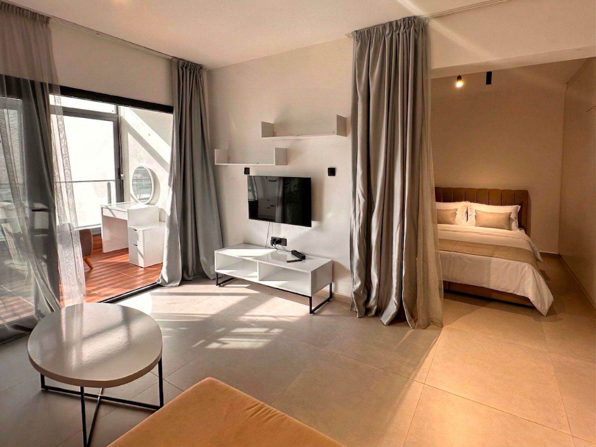 Студия 52 м² с балконом 8 м², мебелью и техникой в курортном комплексе — фото 3