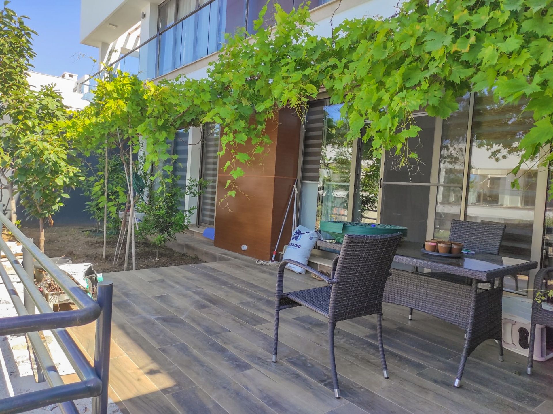 3-комнатные апартаменты 102 м² с террасой 21 м² и садом 30 м² в 500 метрах от моря — фото 1