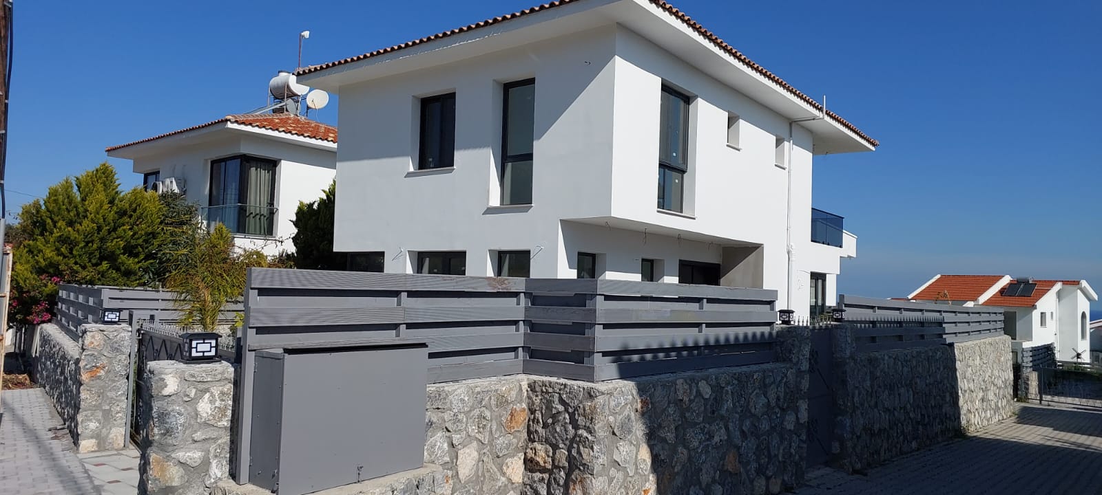 4-комнатная вилла 180 м² с бассейном в 2 минутах езды от пляжа — фото 1