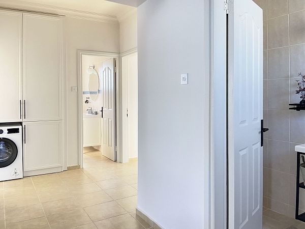 Полностью меблированная 4-спальная вилла 200 м² с отдельным участком земли 580 м² в 170 метрах от пляжа - фото № 19