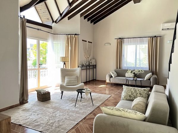 Полностью меблированная 4-спальная вилла 200 м² с отдельным участком земли 547 м² в 120 метрах от пляжа - фото № 1