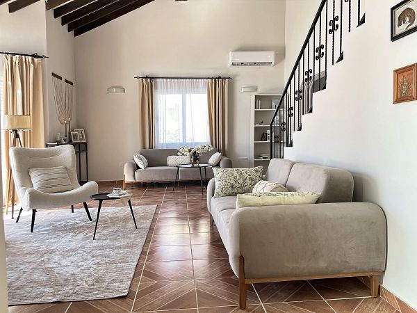 Полностью меблированная 4-спальная вилла 200 м² с отдельным участком земли 547 м² в 120 метрах от пляжа - фото № 3