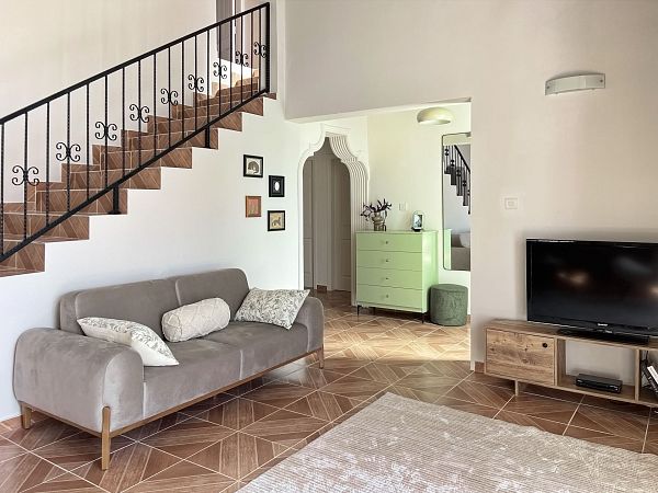 Полностью меблированная 4-спальная вилла 200 м² с отдельным участком земли 547 м² в 120 метрах от пляжа - фото № 7