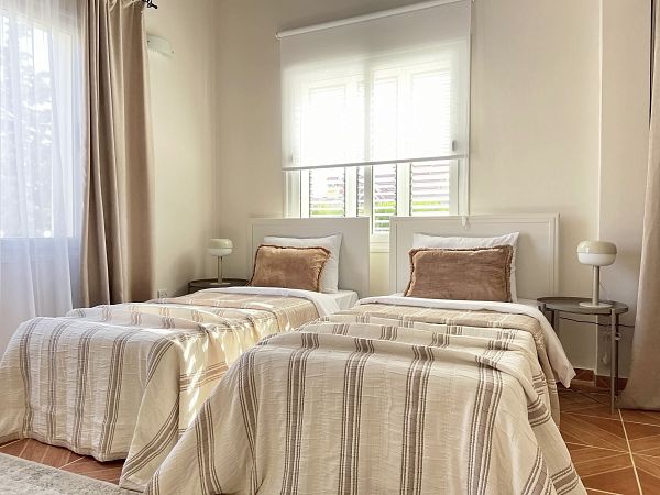 Полностью меблированная 4-спальная вилла 200 м² с отдельным участком земли 547 м² в 120 метрах от пляжа - фото № 21