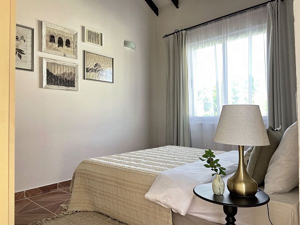 Полностью меблированная 4-спальная вилла 200 м² с отдельным участком земли 547 м² в 120 метрах от пляжа - фото № 32