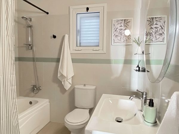 Полностью меблированная 4-спальная вилла 200 м² с отдельным участком земли 547 м² в 120 метрах от пляжа - фото № 34